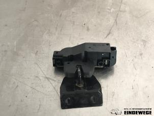 Gebruikte Achterklep Slotmechaniek Peugeot 307 CC (3B) 1.6 16V Prijs € 25,00 Margeregeling aangeboden door Auto- en demontagebedrijf Eindewege