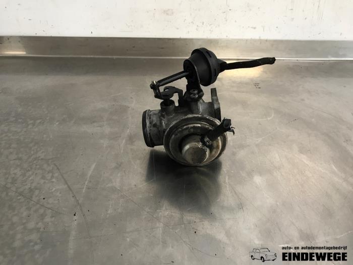 Gebruikte Gasklephuis Volkswagen Bora (1J2) 1.9 TDI 100 Prijs € 30,00 Margeregeling aangeboden door Auto- en demontagebedrijf Eindewege