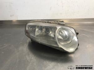 Gebruikte Rechter Koplamp Alfa Romeo 147 (937) 1.6 HP Twin Spark 16V Prijs € 30,00 Margeregeling aangeboden door Auto- en demontagebedrijf Eindewege