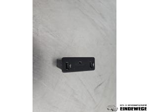 Gebruikte AUX/USB aansluiting Renault Kadjar (RFEH) 1.5 dCi DPF Prijs € 30,00 Margeregeling aangeboden door Auto- en demontagebedrijf Eindewege