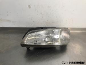 Gebruikte Koplamp links Peugeot 106 II 1.4 XN,XR,XS,XT Prijs € 25,00 Margeregeling aangeboden door Auto- en demontagebedrijf Eindewege
