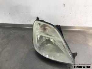 Gebruikte Rechter Koplamp Ford Fiesta 5 (JD/JH) 1.3 Prijs op aanvraag aangeboden door Auto- en demontagebedrijf Eindewege
