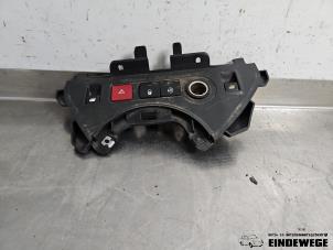 Gebruikte Combischakelaar ramen Peugeot Partner Tepee (7A/B/C/D/E/F/G/J/P/S) 1.6 Phase 1 Prijs € 20,00 Margeregeling aangeboden door Auto- en demontagebedrijf Eindewege