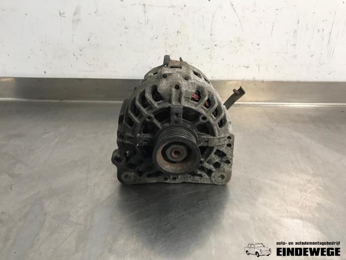 Gebruikte Dynamo Volkswagen Polo IV (9N1/2/3) 1.2 Prijs op aanvraag aangeboden door Auto- en demontagebedrijf Eindewege
