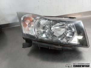 Gebruikte Koplamp links Chevrolet Cruze (305) 1.8 16V VVT Prijs € 105,00 Margeregeling aangeboden door Auto- en demontagebedrijf Eindewege