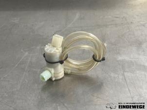 Gebruikte Ruitensproeierpomp voor Mitsubishi Attrage (A1) 1.2 12V Prijs € 10,00 Margeregeling aangeboden door Auto- en demontagebedrijf Eindewege