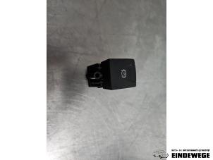 Gebruikte Handrem schakelaar Renault Scénic III (JZ) 1.6 Energy dCi 130 Prijs € 10,00 Margeregeling aangeboden door Auto- en demontagebedrijf Eindewege