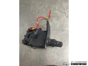 Gebruikte Knipperlicht Schakelaar Renault Clio III (BR/CR) 1.2 16V 75 Prijs € 38,50 Margeregeling aangeboden door Auto- en demontagebedrijf Eindewege