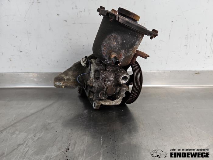 Stuurbekrachtiging Pomp van een Subaru Forester (SF) 2.0 16V X 2001