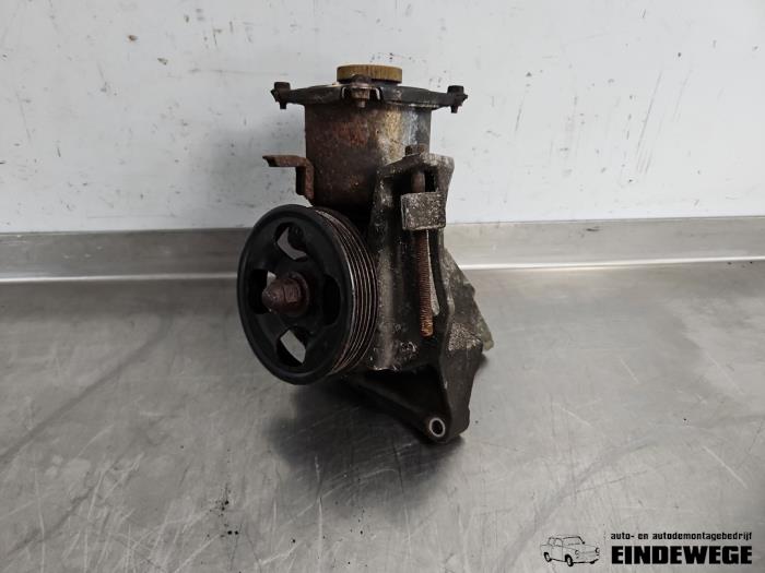 Stuurbekrachtiging Pomp van een Subaru Forester (SF) 2.0 16V X 2001