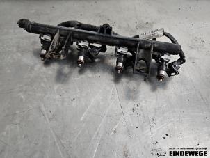 Gebruikte Injector brug Renault Clio II (BB/CB) 1.2 16V Prijs € 40,00 Margeregeling aangeboden door Auto- en demontagebedrijf Eindewege