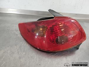 Gebruikte Achterlicht links Peugeot 206 (2A/C/H/J/S) 1.4 HDi Prijs € 20,00 Margeregeling aangeboden door Auto- en demontagebedrijf Eindewege