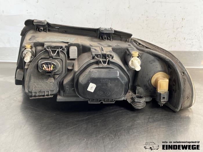 Koplamp rechts van een Audi A4 (B5) 1.6 2000