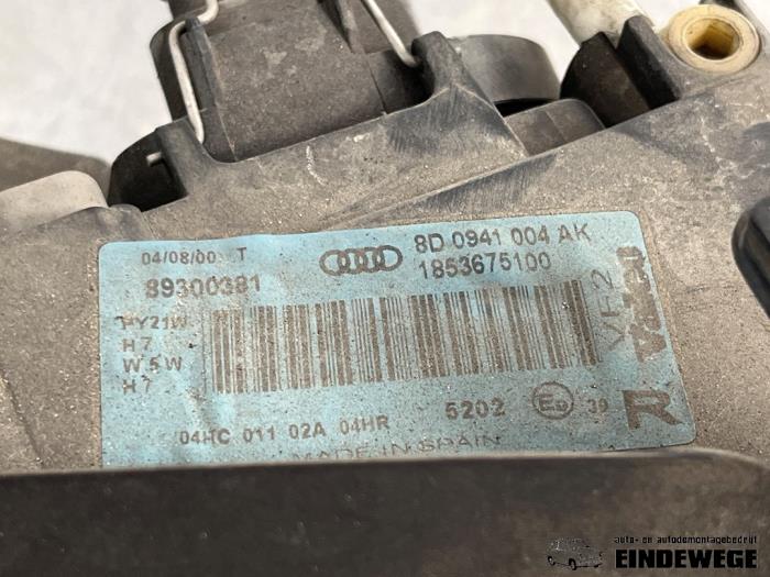 Koplamp rechts van een Audi A4 (B5) 1.6 2000