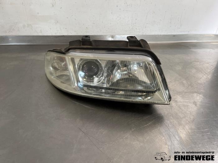 Koplamp rechts van een Audi A4 (B5) 1.6 2000