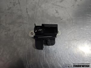 Gebruikte Slotmechaniek Achterklep Volkswagen Golf Plus (5M1/1KP) 1.6 FSI 16V Prijs € 25,00 Margeregeling aangeboden door Auto- en demontagebedrijf Eindewege