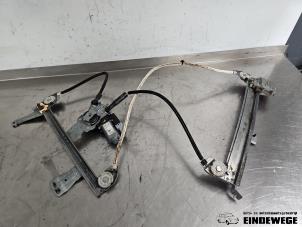 Gebruikte Ruitmechaniek 2Deurs links-voor Peugeot 207 CC (WB) 1.6 16V Prijs € 157,50 Margeregeling aangeboden door Auto- en demontagebedrijf Eindewege