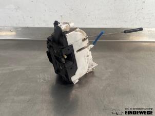 Gebruikte Deurslot Mechaniek 4Deurs links-voor Volkswagen Polo III (6N2) 1.4 16V 75 Prijs € 25,00 Margeregeling aangeboden door Auto- en demontagebedrijf Eindewege