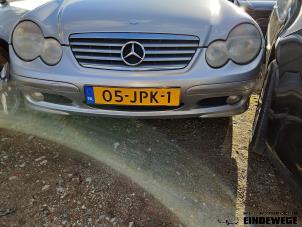 Gebruikte Voorbumper Mercedes C Sportcoupé (C203) 2.0 C-180 16V Prijs € 105,00 Margeregeling aangeboden door Auto- en demontagebedrijf Eindewege