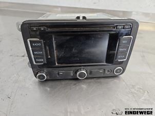 Gebruikte Radio CD Speler Volkswagen Golf VI (5K1) 1.6 TDI 16V Prijs € 45,00 Margeregeling aangeboden door Auto- en demontagebedrijf Eindewege