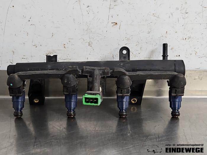 Gebruikte Injector brug Peugeot 206 (2A/C/H/J/S) 1.4 XR,XS,XT,Gentry Prijs € 52,50 Margeregeling aangeboden door Auto- en demontagebedrijf Eindewege