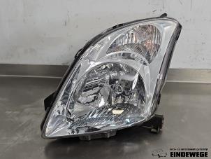 Gebruikte Koplamp links Suzuki Swift (ZA/ZC/ZD1/2/3/9) 1.3 VVT 16V Prijs € 52,50 Margeregeling aangeboden door Auto- en demontagebedrijf Eindewege