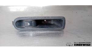 Gebruikte Ruit schakelaar elektrisch Renault Scénic II (JM) 2.0 16V Prijs € 10,00 Margeregeling aangeboden door Auto- en demontagebedrijf Eindewege