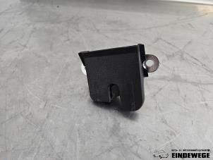 Gebruikte Achterklep Slotmechaniek Volkswagen Golf VII (AUA) 1.4 TSI 16V Prijs € 25,00 Margeregeling aangeboden door Auto- en demontagebedrijf Eindewege