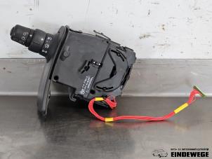 Gebruikte Knipperlicht Schakelaar Renault Clio III (BR/CR) 1.2 16V 65 Prijs € 38,50 Margeregeling aangeboden door Auto- en demontagebedrijf Eindewege