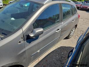 Gebruikte Deur 4Deurs links-voor Renault Clio III Estate/Grandtour (KR) 1.5 dCi 70 Prijs € 105,00 Margeregeling aangeboden door Auto- en demontagebedrijf Eindewege