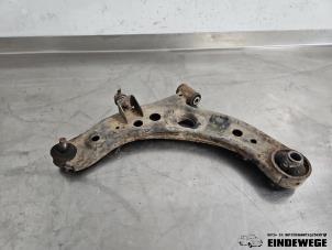 Gebruikte Draagarm links-voor Daihatsu Sirion 2 (M3) 1.0 12V DVVT Prijs € 25,00 Margeregeling aangeboden door Auto- en demontagebedrijf Eindewege