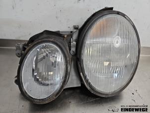 Gebruikte Koplamp links Mercedes CLK (C208) 2.0 200K Evo 16V Prijs € 40,00 Margeregeling aangeboden door Auto- en demontagebedrijf Eindewege