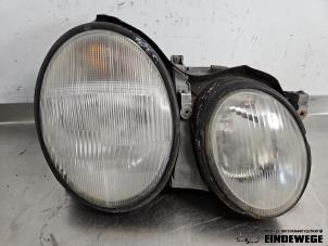 Gebruikte Rechter Koplamp Mercedes CLK (C208) 2.0 200K Evo 16V Prijs € 40,00 Margeregeling aangeboden door Auto- en demontagebedrijf Eindewege