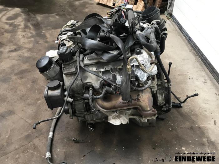 Motor van een Mercedes-Benz E (W211) 2.6 E-240 V6 18V 2002