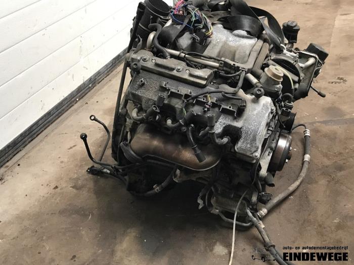 Motor van een Mercedes-Benz E (W211) 2.6 E-240 V6 18V 2002