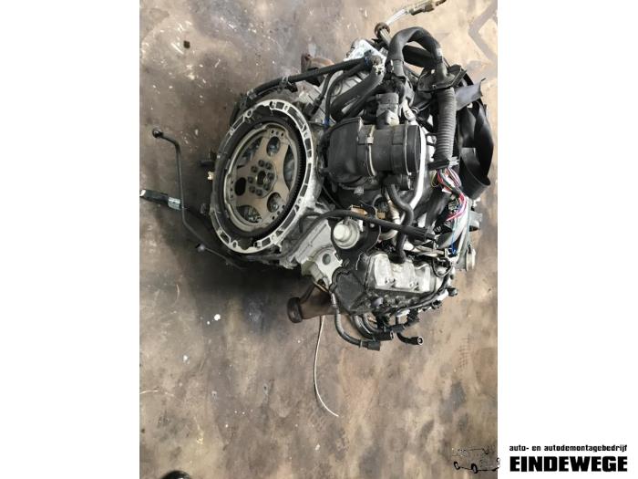 Motor van een Mercedes-Benz E (W211) 2.6 E-240 V6 18V 2002