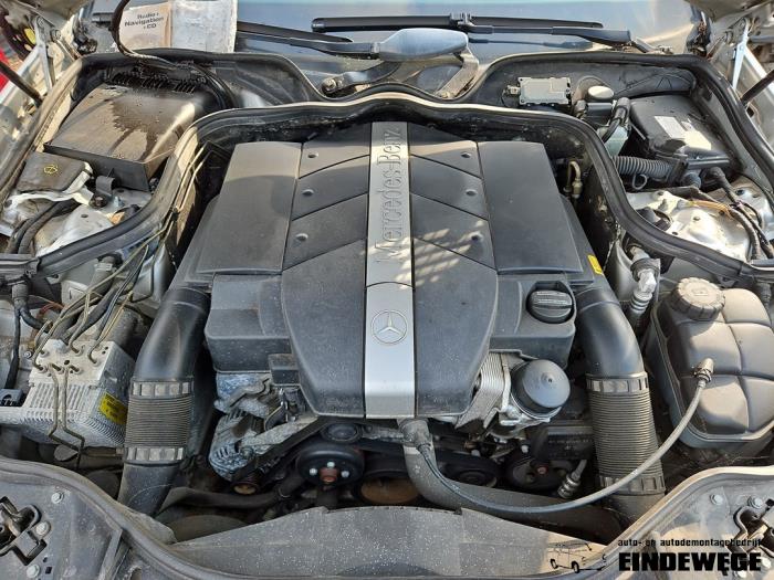Motor van een Mercedes-Benz E (W211) 2.6 E-240 V6 18V 2002