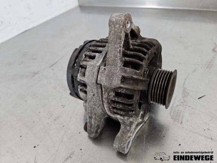 Dynamo van een Toyota Corolla (E12) 1.4 16V VVT-i 2002