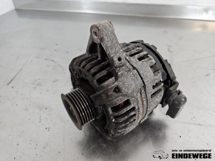 Dynamo van een Toyota Corolla (E12) 1.4 16V VVT-i 2002