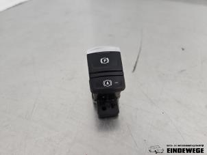 Gebruikte Handrem schakelaar Renault Captur II (RJB) 1.6 E-Tech 160 Prijs € 15,00 Margeregeling aangeboden door Auto- en demontagebedrijf Eindewege