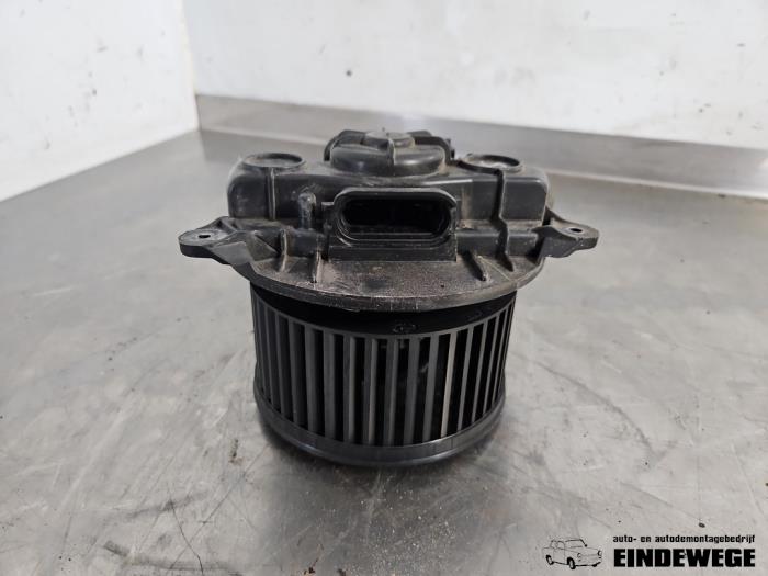 Gebruikte Chaufage Ventilatiemotor Renault Trafic New (FL) 1.9 dCi 82 16V Prijs € 30,00 Margeregeling aangeboden door Auto- en demontagebedrijf Eindewege