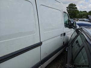 Gebruikte Schuifdeur rechts Renault Master II (JD) 2.5 dCi 120 FAP Prijs € 105,00 Margeregeling aangeboden door Auto- en demontagebedrijf Eindewege