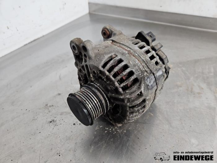 Gebruikte Dynamo Volkswagen Caddy III (2KA,2KH,2CA,2CH) 2.0 TDI 16V Prijs € 40,00 Margeregeling aangeboden door Auto- en demontagebedrijf Eindewege
