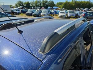 Gebruikte Roofrail links Dacia Duster (SR) 1.6 16V Prijs op aanvraag aangeboden door Auto- en demontagebedrijf Eindewege