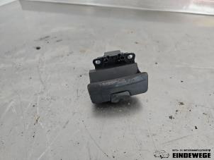 Gebruikte Schakelaar handrem Renault Vel Satis (BJ) 3.5 V6 24V Autom. Prijs € 25,00 Margeregeling aangeboden door Auto- en demontagebedrijf Eindewege