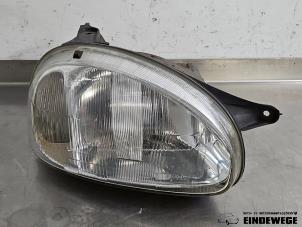 Gebruikte Koplamp rechts Opel Corsa B (73/78/79) 1.2i 16V Prijs € 25,00 Margeregeling aangeboden door Auto- en demontagebedrijf Eindewege