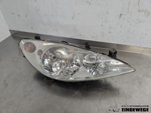 Gebruikte Koplamp rechts Peugeot 307 (3A/C/D) 1.6 16V Prijs € 30,00 Margeregeling aangeboden door Auto- en demontagebedrijf Eindewege