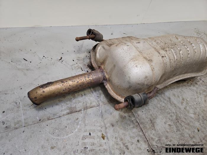 Uitlaat Einddemper van een Opel Zafira (F75) 1.8 16V 2000