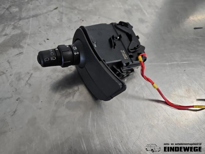Gebruikte Pinker Schakelaar Renault Clio III Estate/Grandtour (KR) 1.2 16V TCE 100 Prijs € 30,00 Margeregeling aangeboden door Auto- en demontagebedrijf Eindewege