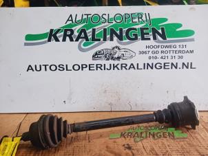 Gebruikte Aandrijfas links-voor Volkswagen Passat (3B3) 2.5 TDI V6 24V Prijs € 24,99 Margeregeling aangeboden door Autosloperij Kralingen B.V.